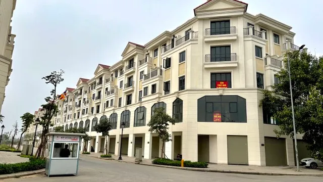 Trong hình là những căn nhà liền kề thuộc phân khu Hy Lạp với mức giá dao động khoảng 150 triệu đồng/m2. Trung bình, tổng giá trị mỗi căn sẽ khoảng 15 tỷ đồng.