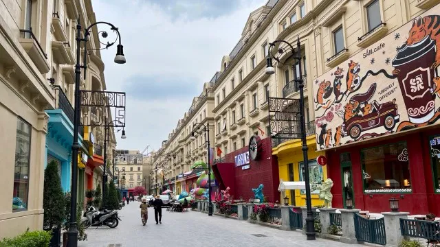 Hiện giá các căn shophouse tại đây dao động khoảng 300 - 380 triệu đồng/m2. Tuy nhiên, giá thuê tầng 1 của căn 93 m2, mặt tiền hướng vào khu phố đi bộ chỉ khoảng 12,5 triệu đồng/tháng. Nếu thuê toàn bộ 5 tầng, giá thuê sẽ khoảng 38 triệu đồng/tháng. Nếu so với tổng giá trị của căn shophouse, tỷ suất lợi nhuận từ việc cho thuê còn chưa đến 1,5%/năm.