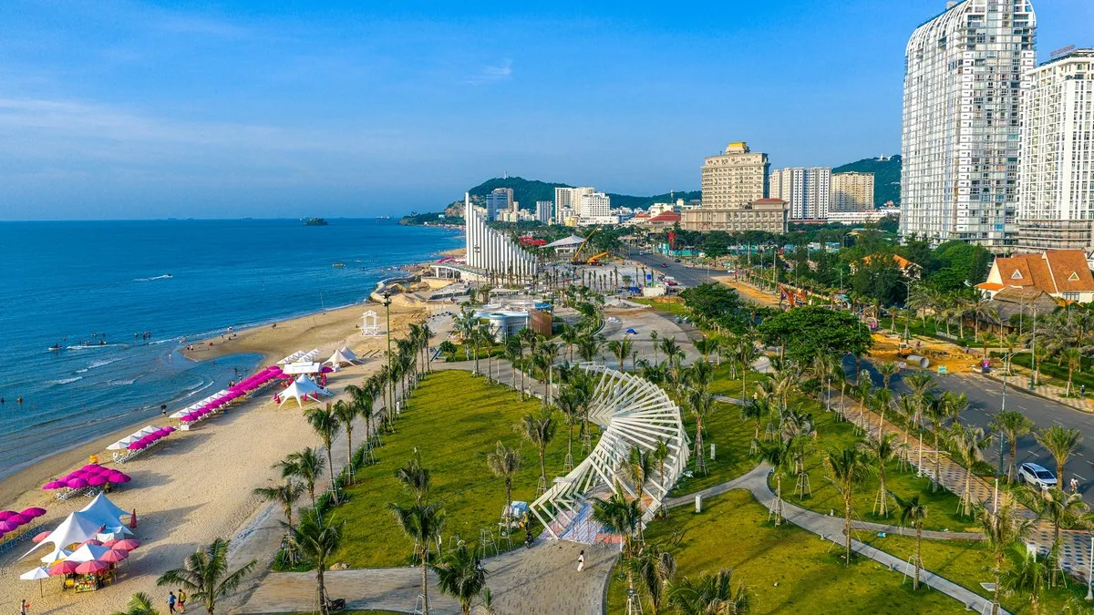 Toàn cảnh Bãi Sau Vũng Tàu với Tháp Tam Thắng ở trung tâm. Ảnh: Minh Tú