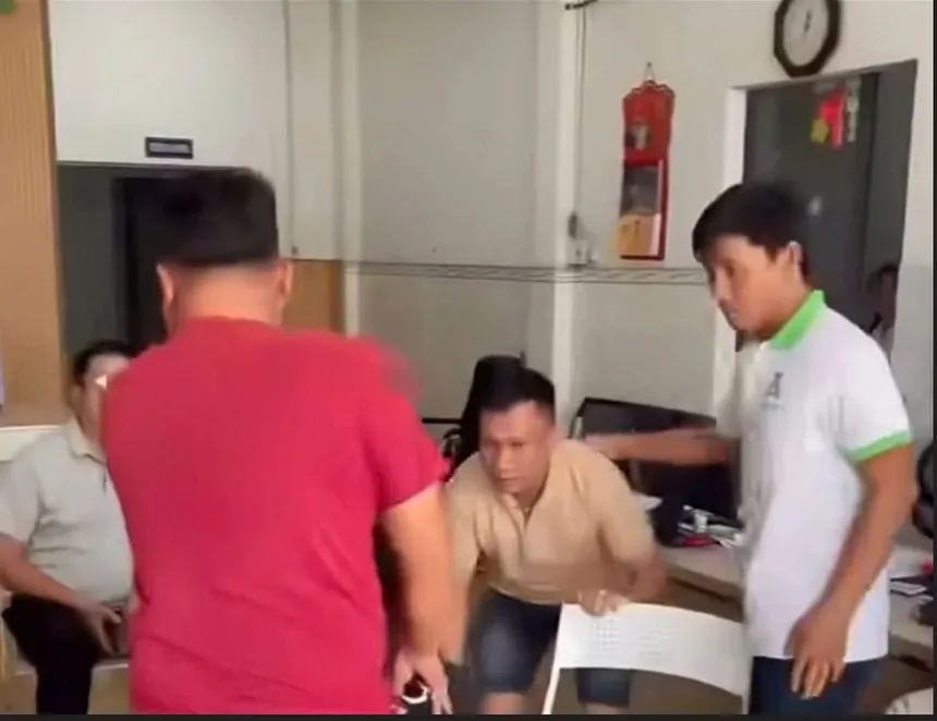 Lực lượng công an mặc thường phục bắt nóng đối tượng ngay tại phòng công chứng