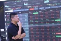 Bluechip gia tăng áp lực, VN-Index “thủng” mốc 1.900 điểm