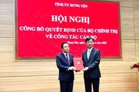 Đồng chí Nguyễn Duy Ngọc, Ủy viên Bộ Chính trị, Bí thư Trung ương Đảng, Trưởng Ban Tổ chức Trung ương trao Quyết định của Bộ Chính trị cho đồng chí Phạm Quang Ngọc.