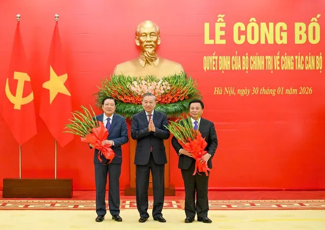 Tổng Bí thư tặng hoa các đồng chí Phan Đình Trạc và Nguyễn Xuân Thắng. (Ảnh: DUY LINH)