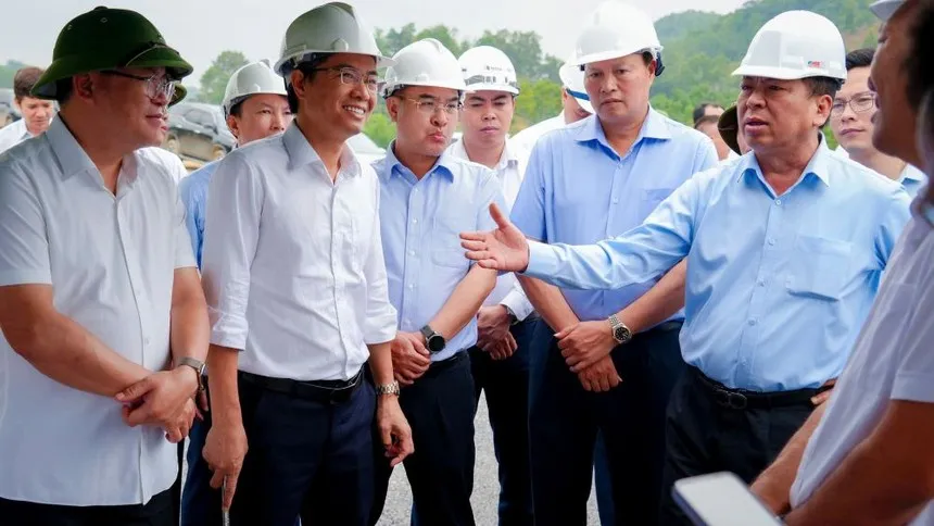 Bộ trưởng Bộ Xây dựng Trần Hồng Minh trao đổi với lãnh đạo Doanh nghiệp dự án cao tốc Đồng Đăng - Trà Lĩnh. 