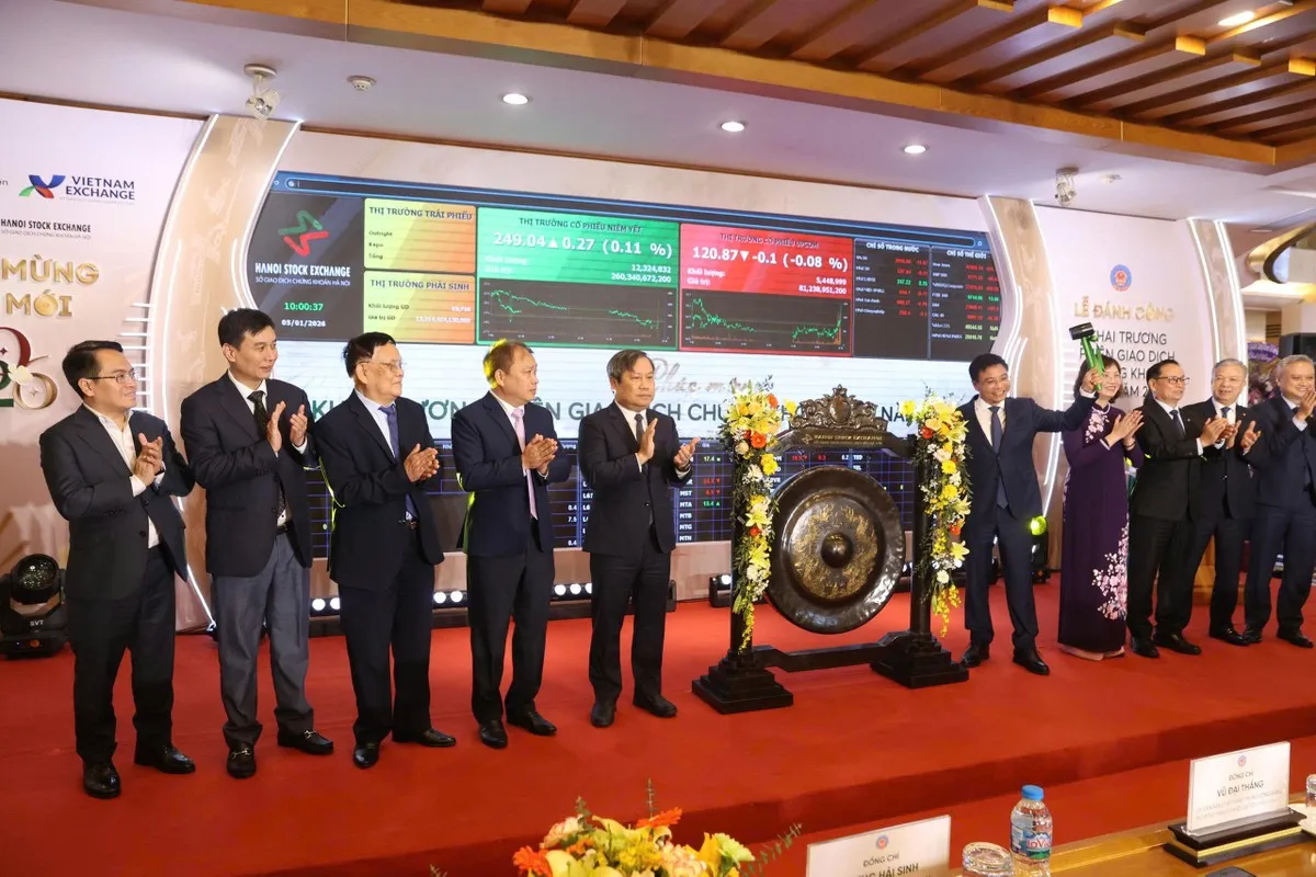 Bộ trưởng Nguyễn Văn Thắng đánh cồng khai trương phiên giao dịch đầu tiên của năm 2026. Tham dự lễ đánh cồng có Chủ tịch UBND TP. Hà Nội Vũ Đại Thắng (thứ 5 từ trái), lãnh đạo UBCKNN và các quan khách. Phát biểu tại lễ đánh cồng, Bộ trưởng cho biết, việc đa dạng hóa cơ sở nhà đầu tư được đặt lên hàng đầu, thu hút thêm nhà đầu tư nước ngoài, thúc đẩy phát triển ngành quỹ đầu tư. Công tác thanh tra, kiểm tra sẽ được siết chặt hơn để xử lý nghiêm các hành vi vi phạm, nâng cao kỷ cương thị trường. Cuối cùng, tăng cường tuyên truyền, phổ biến kiến thức, hướng nhà đầu tư đến chiến lược dài hạn, đầu tư minh bạch và tuân thủ pháp luật. Trong ảnh: Lãnh đạo Bộ Tài chính và các quan khách đánh cồng khai trương phiên giao dịch Chứng khoán đầu năm 2026.