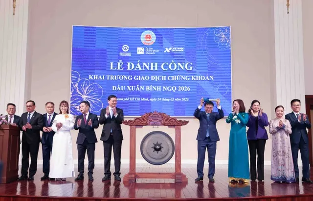 Bộ trưởng Bộ Tài chính Nguyễn Văn Thắng thực hiện nghi thức đánh cồng khai trương phiên giao dịch đầu Xuân Bính Ngọ 2026 trên sàn HOSE. Ảnh: Lê Toàn
