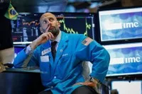 BofA: Tiền mặt tiếp tục đổ vào cổ phiếu và trái phiếu