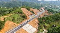 Thảm bê tông nhựa tại đoạn đầu tuyến cao tốc Hữu Nghị - Chi Lăng.