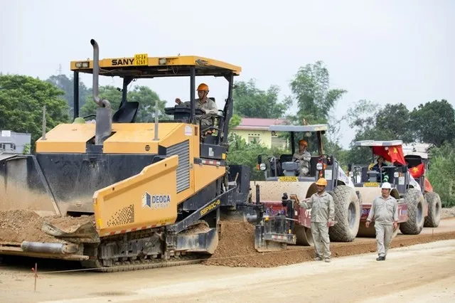 Thi công lớp cấp phối nền đường tại cao tốc Đồng Đăng - Trà Lĩnh.