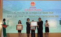 Thứ trưởng Bộ Tài chính Trần Xuân Hà trao tặng Bằng khen cho các tập thể và cá nhân có thành tích đóng góp trên thị trường TPCP