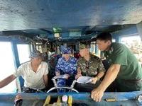 Các lực lượng phối hợp kiểm tra tàu vận chuyển dầu lậu trên biển Vũng Tàu. (Ảnh tư liệu)
