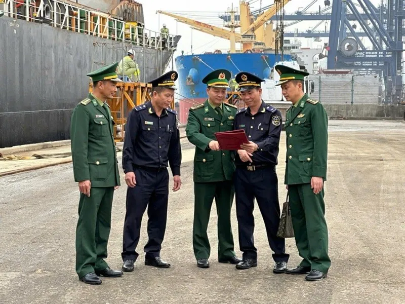 Hải quan và Bộ đội Biên phòng cảng Hòn Gai thường xuyên trao đổi thông tin nghiệp vụ, phối hợp tuần tra liên ngành. Ảnh: QH.