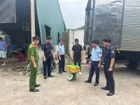 Các lực lượng phối hợp xử lý vi phạm trên địa bàn Quảng Ninh. Ảnh: Đỗ Quang.