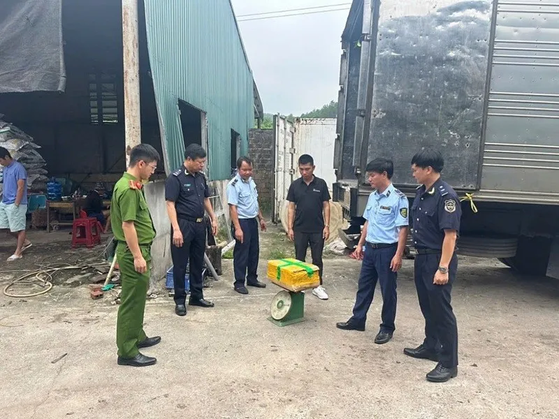 Các lực lượng phối hợp xử lý vi phạm trên địa bàn Quảng Ninh. Ảnh: Đỗ Quang.