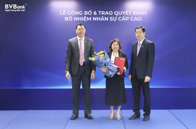 Ông Lê Anh Tài – Chủ tịch HĐQT (bên phải) và ông Lý Hoài Văn – Thành viên HĐQT kiêm Tổng giám đốc (bên trái) trao quyết định bổ nhiệm Phó giám đốc Khối Tài chính kiêm Kế toán trưởng đến bà Trần Thị Kim Thu.