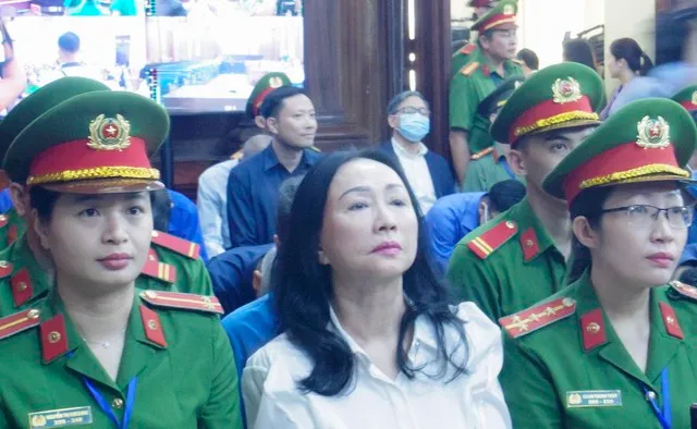 Bị cáo Trương Mỹ Lan, sáng 11/4. Trước đó, Viện kiểm sát đề nghị HĐXX tuyên phạt bị cáo Lan mức án 19-20 năm tù về tội đưa hối lộ; 19-20 năm tù về tội vi phạm quy định về cho vay trong hoạt động của các tổ chức tín dụng; tử hình về tội Tham ô tài sản. Tổng hợp hình phạt bị cáo bị đề nghị là tử hình.