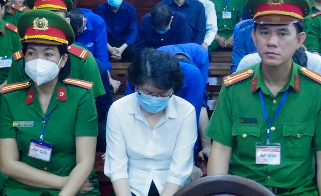 Bị cáo Đỗ Thị Nhàn (cựu Cục trưởng Cục Thanh tra, giám sát ngân hàng II (Cục II) thuộc Ngân hàng Nhà nước bị cáo buộc về hành vi nhận hối lộ 5,2 triệu USD.