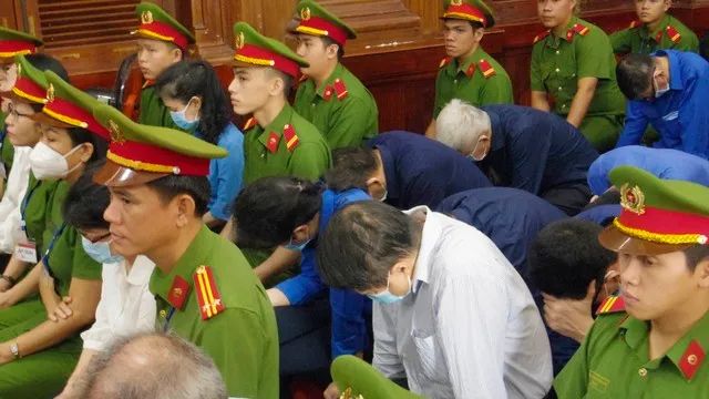 Né tránh ống kính của các phóng viên.