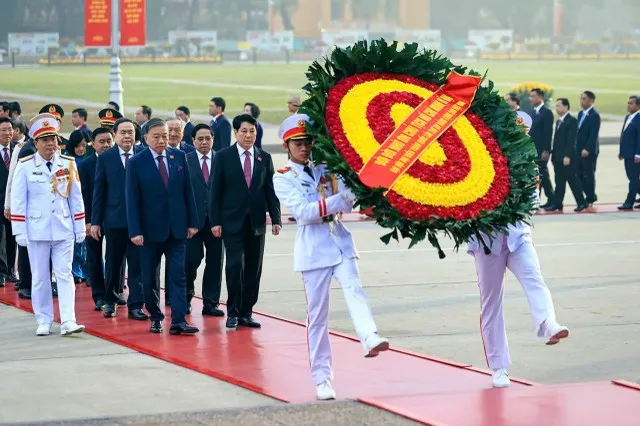Đoàn đại biểu lãnh đạo Đảng, Nhà nước do Tổng Bí thư Tô Lâm vào Lăng viếng Chủ tịch Hồ Chí Minh. Ảnh: An Thư