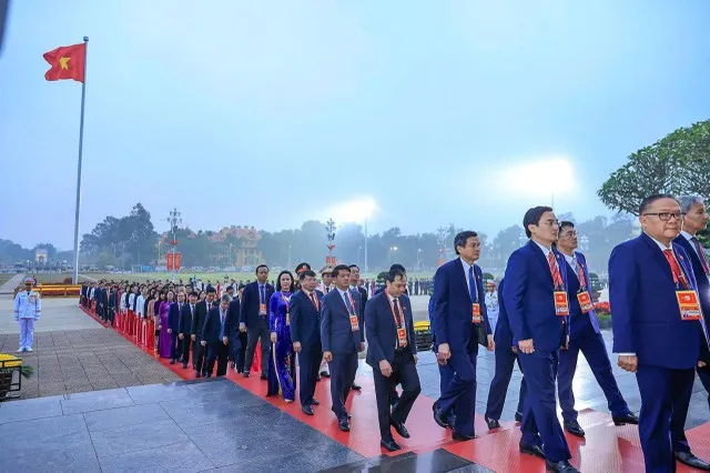 Các đại biểu vào Lăng viếng Chủ tịch Hồ Chí Minh. Ảnh: An Thư