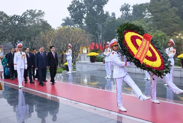 Đoàn đại biểu lãnh đạo Đảng, Nhà nước do Tổng Bí thư Tô Lâm dẫn đầu đến đặt vòng hoa tại Đài tưởng niệm các Anh hùng liệt sĩ trên đường Bắc Sơn.