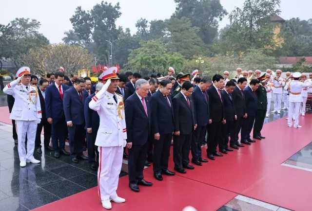 Đoàn đại biểu lãnh đạo Đảng, Nhà nước do Tổng Bí thư Tô Lâm dẫn đầu đến đặt vòng hoa tại Đài tưởng niệm các Anh hùng liệt sĩ trên đường Bắc Sơn.