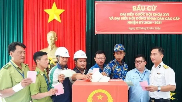 Cán bộ, lực lượng vũ trang và nhân dân đảo Hòn Khoai bầu cử đại biểu Quốc hội và HĐND các cấp - Ảnh: Báo Cà Mau