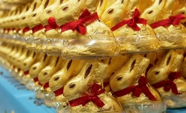 Sản phẩm thỏ phục sinh bằng chocolate của hãng bánh kẹo Thụy Sỹ Lindt &amp; Sprüngli. Ảnh: AFP
