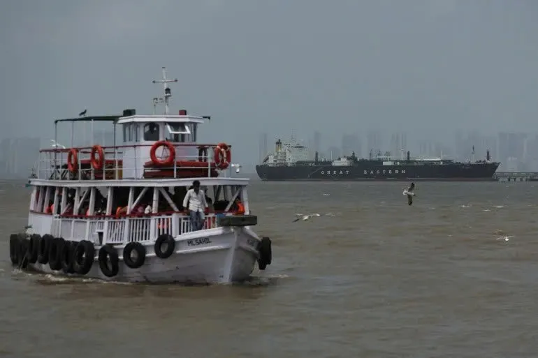 Các quốc gia tìm cách duy trì dòng chảy năng lượng qua eo biển Hormuz