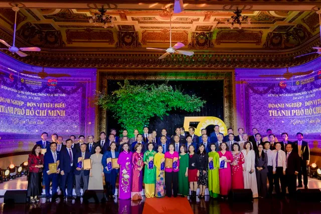 Đại diện 50 doanh nghiệp cùng lãnh đạo thành phố tại lễ trao giải