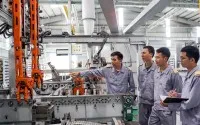 : Cải thiện môi trường đầu tư kinh doanh đồng bộ, toàn diện trên mọi lĩnh vực, từ cơ chế, chính sách, thủ tục hành chính, phát triển nền tảng số, đến tăng cường năng lực thực thi, tạo nền tảng cho các thành phần kinh tế cùng phát triển lâu dài, hợp tác và cạnh tranh lành mạnh.