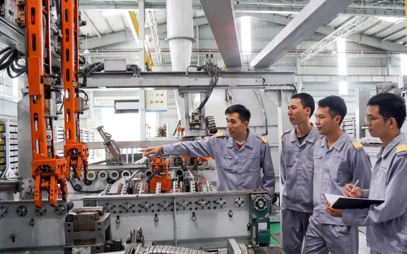 : Cải thiện môi trường đầu tư kinh doanh đồng bộ, toàn diện trên mọi lĩnh vực, từ cơ chế, chính sách, thủ tục hành chính, phát triển nền tảng số, đến tăng cường năng lực thực thi, tạo nền tảng cho các thành phần kinh tế cùng phát triển lâu dài, hợp tác và cạnh tranh lành mạnh.