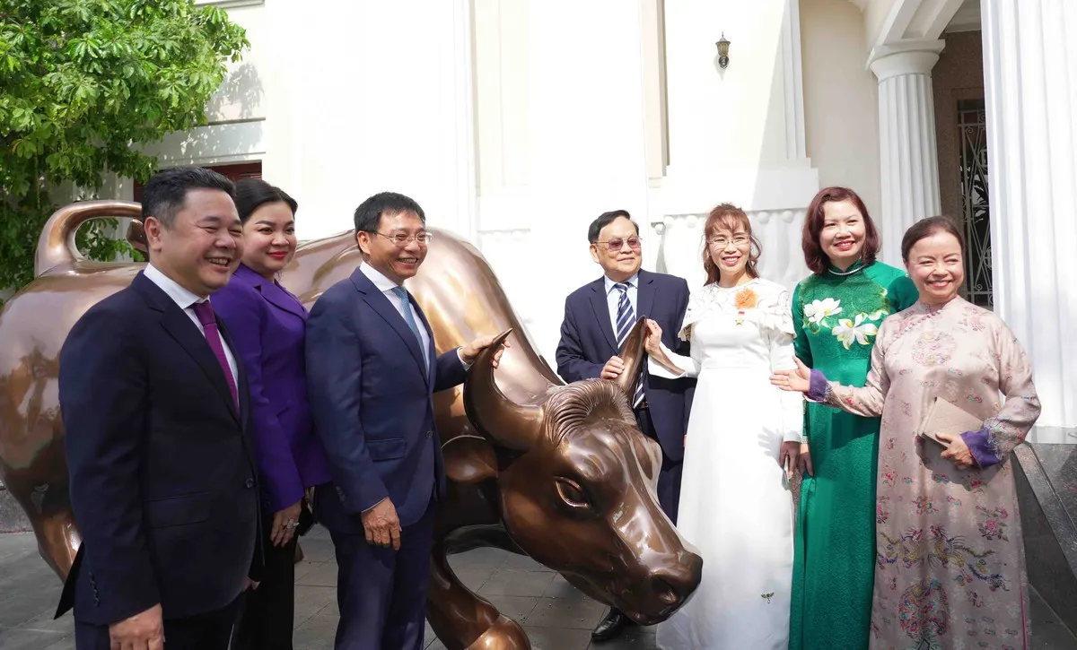 Bộ trưởng Bộ Tài chính Nguyễn Văn Thắng, Chủ tịch Ủy ban Chứng khoán Nhà nước Vũ Thị Chân Phương cùng đại diện lãnh đạo các bộ ngành, các sở giao dịch, công ty chứng khoán, quỹ đầu tư, doanh nghiệp niêm yết lớn chụp ảnh cùng linh vật.
