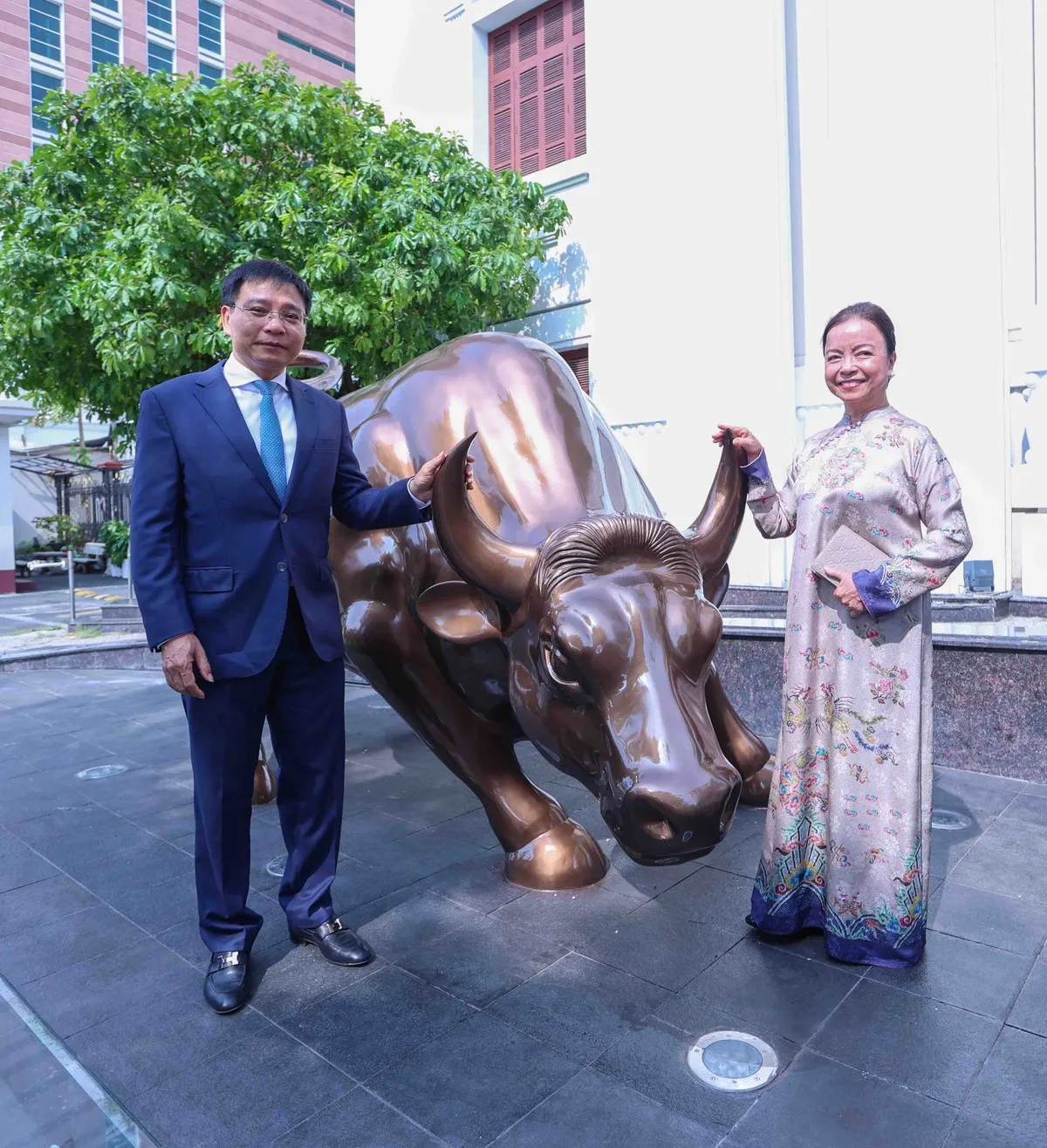 Bộ trưởng Bộ Tài Chính Nguyễn Văn Thắng và bà Nguyễn Thị Mai Thanh chủ tịch HĐQT REE chụp ảnh kỷ niệm cùng biểu tượng.
