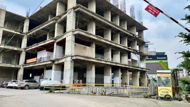 Dự án từng được kỳ vọng sẽ trở thành một “ngôi sao” trên thị trường bất động sản quận Hà Đông. Tuy nhiên, tháng qua tháng, năm qua năm, công trình này đã liên tục trễ hẹn bàn giao. Sau 17 năm, những khối bê tông này vẫn nằm trơ trọi giữa một trong những khu vực đắc địa nhất phường La Khê, quận Hà Đông.