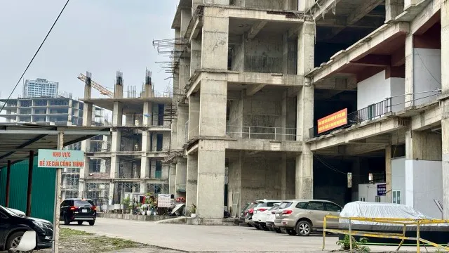 Bên trong dự án vắng bóng công nhân, dù thời điểm phóng viên chụp bức ảnh là trong giờ hành chính của một ngày làm việc bình thường. Thậm chí, số lượng xe ô tô được gửi tại đây còn nhiều hơn số người đang hiện diện tại công trình.