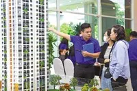 Khách hàng đi tìm mua căn hộ, nhưng phần đông chỉ tham khảo và chờ đợi vì giá đang cao. Ảnh: V.D