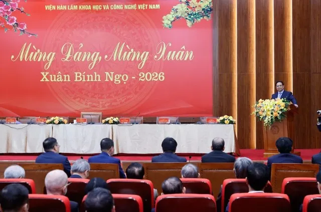 Nhấn mạnh truyền thống của Viện Hàn lâm Khoa học và Công nghệ Việt Nam cùng đội ngũ tri thức, các nhà khoa học, Thủ tướng nêu rõ, ra đời ngay trong thời điểm đất nước vừa thống nhất, lịch sử của Viện Hàn lâm Khoa học và Công nghệ Việt Nam gắn liền với những trang sử vẻ vang của dân tộc - Ảnh: VGP.