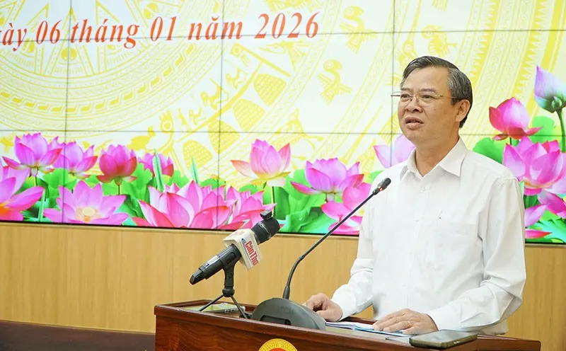 Ông Trương Cảnh Tuyên, Chủ tịch UBND TP. Cần Thơ thông tin về tình hình triển khai các dự án trên địa bàn thành phố, trong đó có Khu hành chính TP. Cần Thơ tại cuộc họp cơ quan báo chí quý IV/2025
