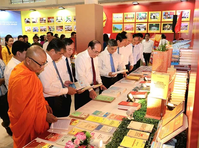 Lãnh đạo TP. Cần Thơ tham quan trưng bày, triển lãm sách về bầu cử đại biểu Quốc hội và Hội đồng nhân dân. Ảnh: Phạm Trung