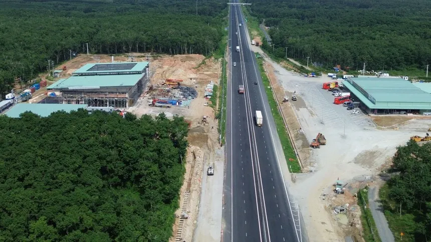 Trạm dừng nghỉ trên đoạn cao tốc Phan Thiết - Dầu Giây tại thời điểm tháng 8/2025. (Ảnh: Báo Xây dựng). 