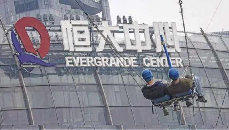 Bom nợ TPDN 300 tỷ USD của Evergrande (Trung Quốc) phát nổ năm 2021 gây rúng động thị trường tài chính toàn cầu. Ảnh: EPA
