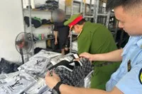 500 vụ liên quan buôn lậu, hàng giả, gian lận thương mại tại Hà Nội đã được xử lý trong tháng 11/2025. Ảnh: Chi Cục Quản lý thị trường Hà Nội.