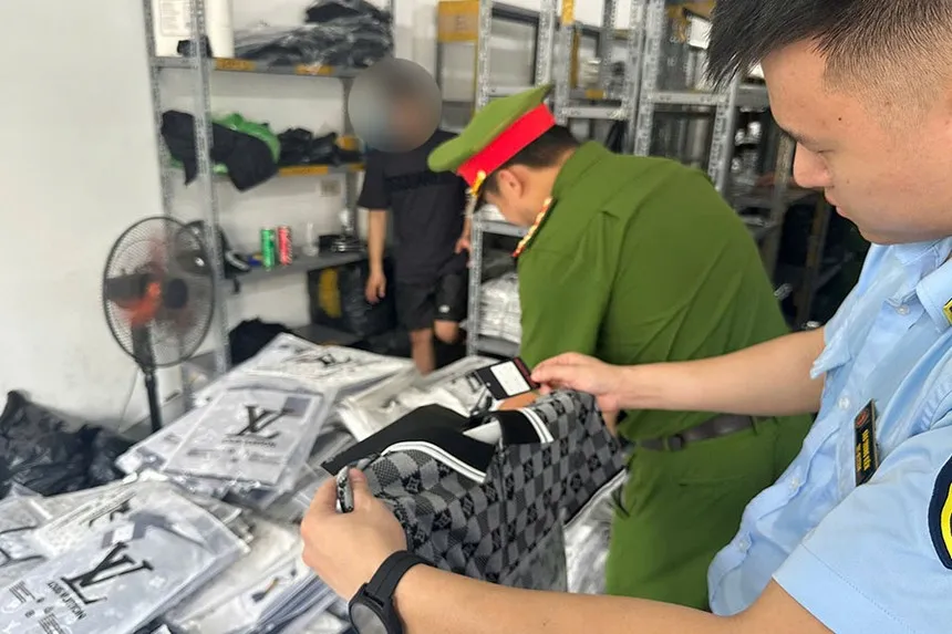 500 vụ liên quan buôn lậu, hàng giả, gian lận thương mại tại Hà Nội đã được xử lý trong tháng 11/2025. Ảnh: Chi Cục Quản lý thị trường Hà Nội.