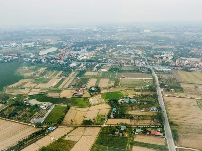 Ủy ban nhân dân các tỉnh, thành phố trực thuộc Trung ương tập trung nguồn lực để tiếp tục làm giàu, làm sạch, hoàn thiện, đối khớp, bổ sung thông tin với các thửa đất đã xây dựng cơ sở dữ liệu nhưng chưa đáp ứng tiêu chí "đúng - đủ - sạch - sống" và đo đạc lập bản đồ địa chính, lập hồ sơ địa chính, xây dựng cơ sở dữ liệu đất đai ở địa phương đối với những thửa đất chưa được xây dựng cơ sở dữ liệu.
