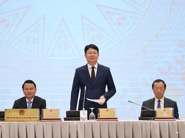 Thứ trưởng Bộ Tư pháp Nguyễn Thanh Tịnh thông tin về việc thực hiện cắt giảm các thủ tục hành chính, các điều kiện kinh doanh tại Họp báo Chính phủ. Ảnh: VGP.