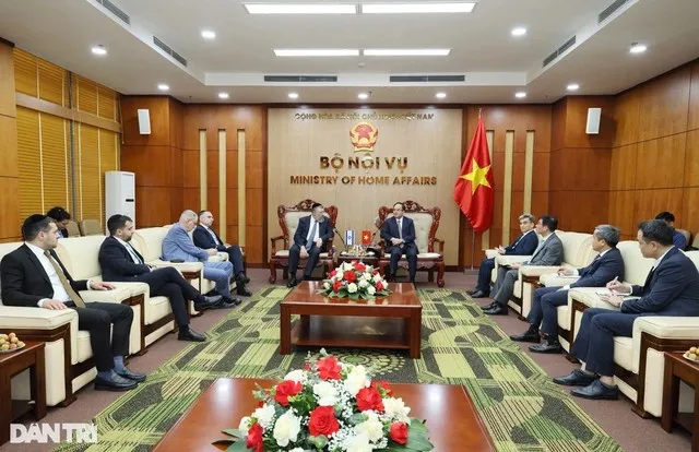 Thứ trưởng Bộ nội vụ Vũ Chiến Thắng tiếp Bộ trưởng Bộ Lao động Nhà nước Israel Yoav Ben Tzur. Nguồn: dantri.com