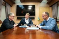 Thủ tướng Anh Keir Starmer, Tổng thống Pháp Emmanuel Macron và Thủ tướng Đức Friedrich Merz trên chuyến tàu đến Kiev vào ngày 9/5. Ảnh: Getty Images.