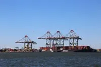 Cảng hàng hóa ở New Jersey, Mỹ. Ảnh: THX/TTXVN