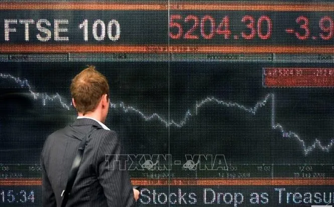 Bảng điện tử hiện thị chỉ số FTSE 100 tại London, Anh. Ảnh minh họa: BLOOMBERG NEWS/TTXVN
